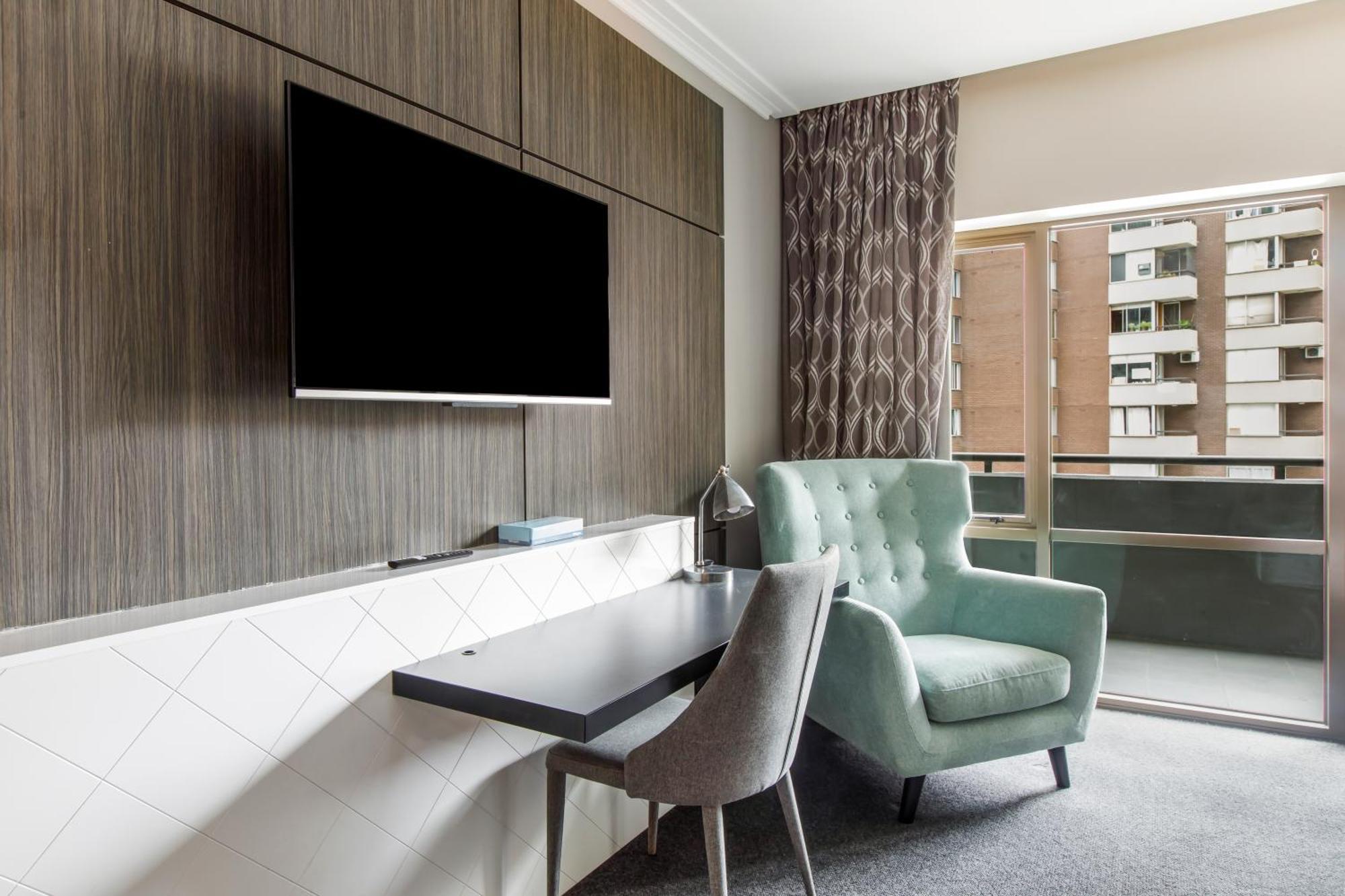 Modern Nomads Beautiful King With Indoor Pool & Balcony Apartment Melbourne