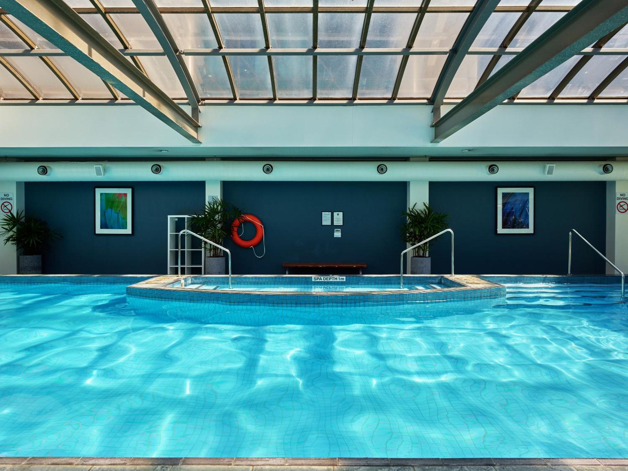 Modern Nomads Beautiful King With Indoor Pool & Balcony Apartment *