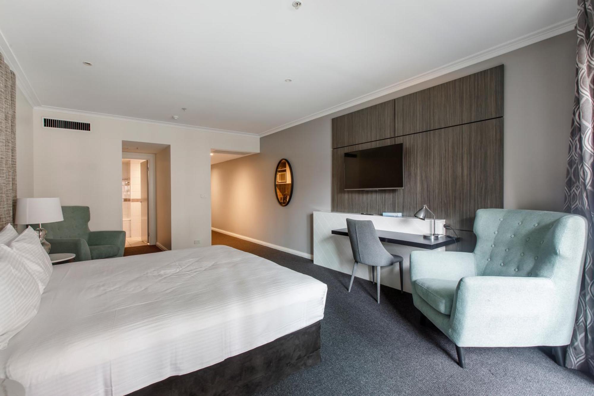 Modern Nomads Beautiful King With Indoor Pool & Balcony Apartment Melbourne
