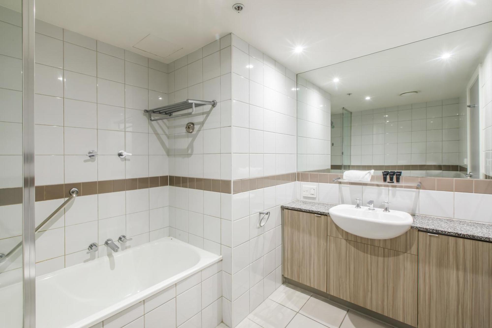 Modern Nomads Beautiful King With Indoor Pool & Balcony *