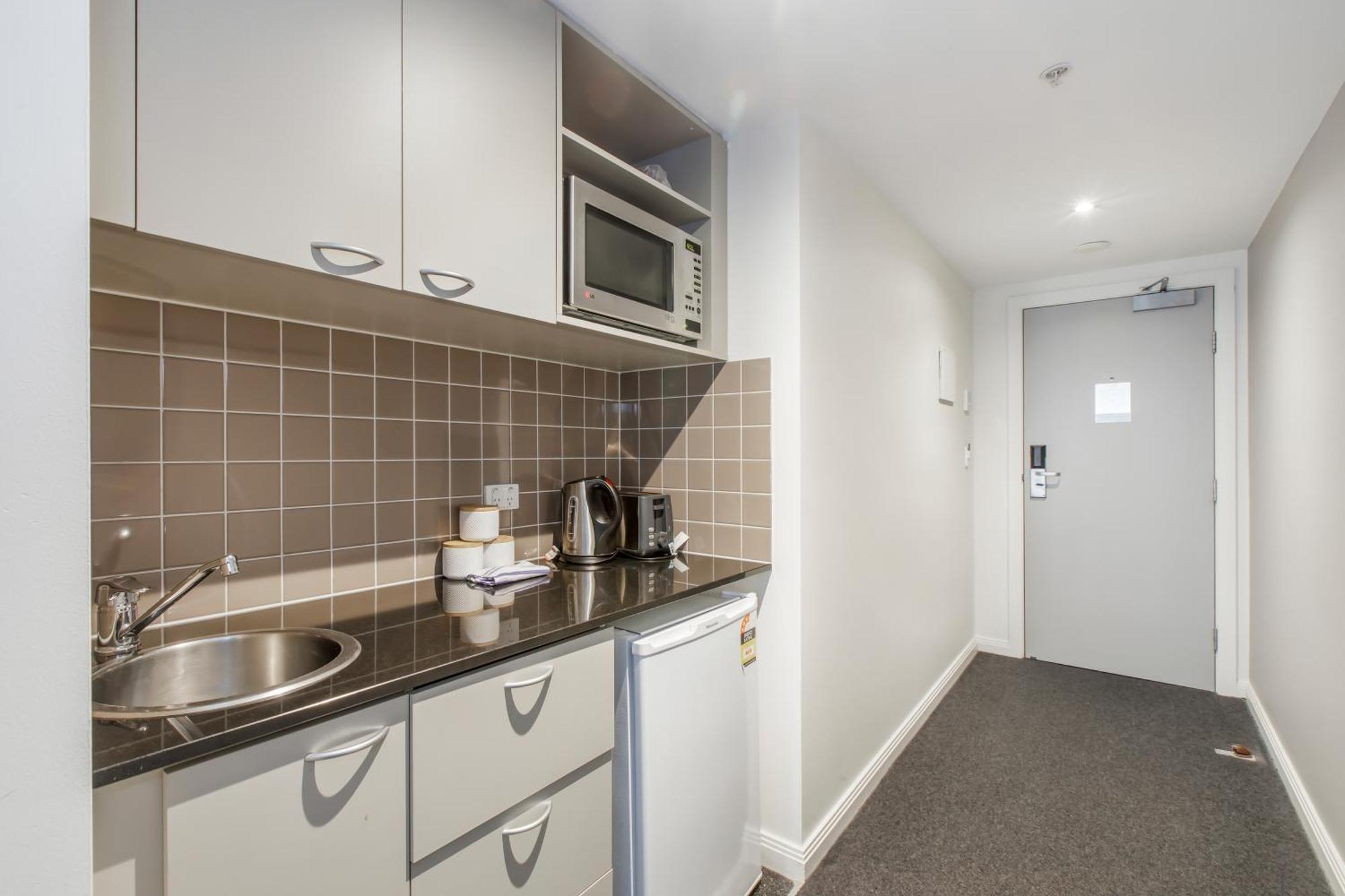 Modern Nomads Beautiful King With Indoor Pool & Balcony Apartment *