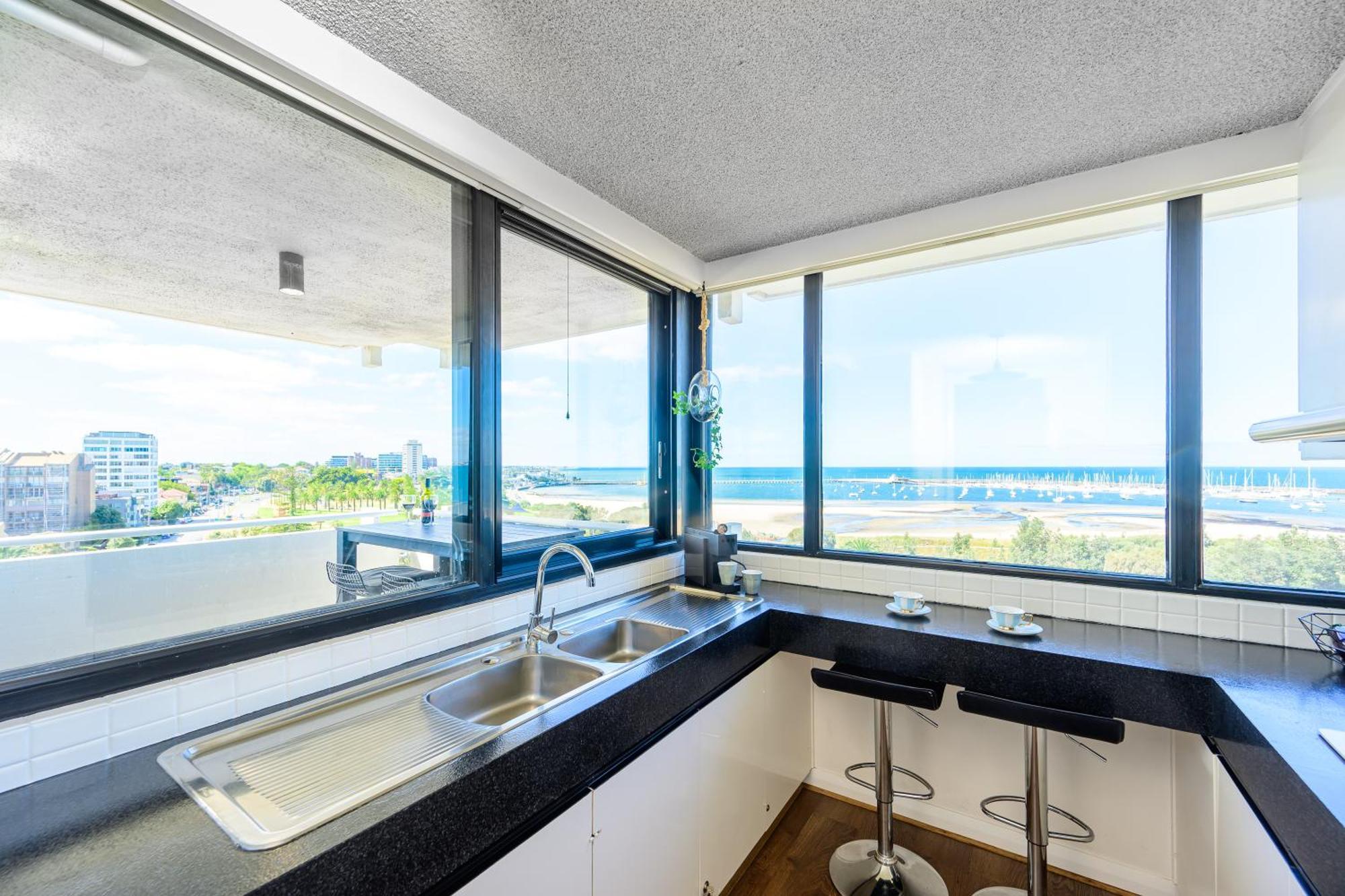 Jade - St Kilda Views Apartment