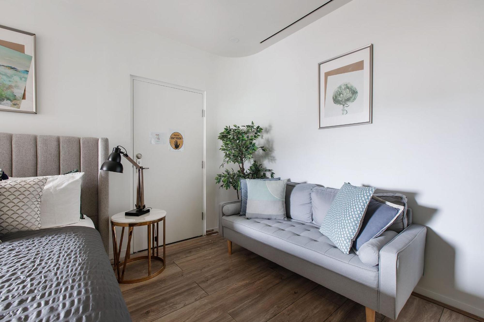 Experience The Buzzing Swanston Locale From Qv Apartment Melbourne