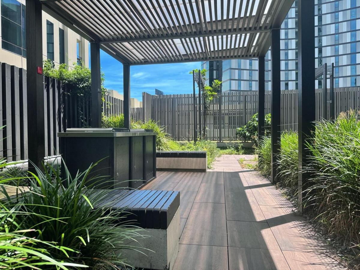 Free Parking Stylish Urban Escape Views Apartment