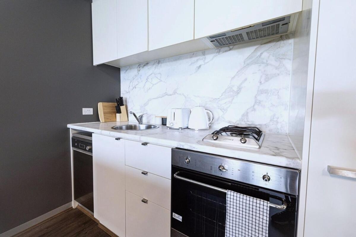 Apartment Modern Urban Living Next To Marvel Stadium *