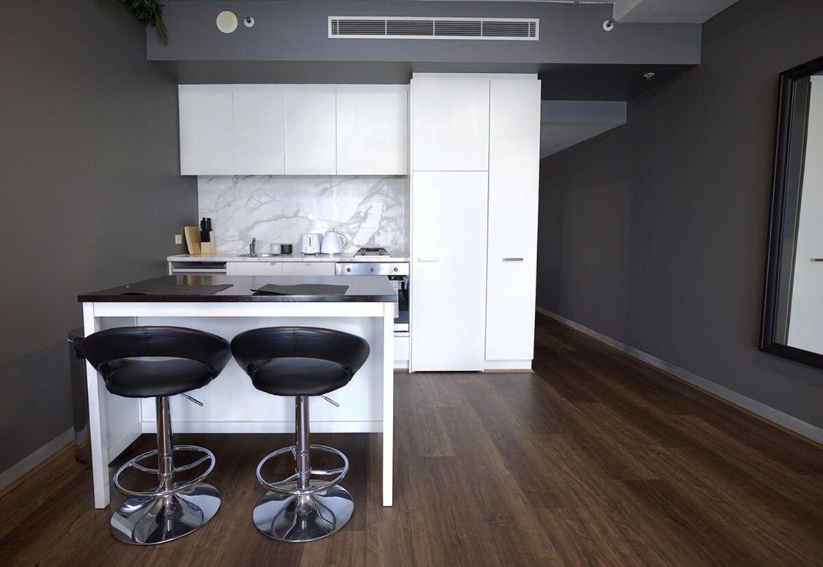 Modern Urban Living Next To Marvel Stadium Apartment