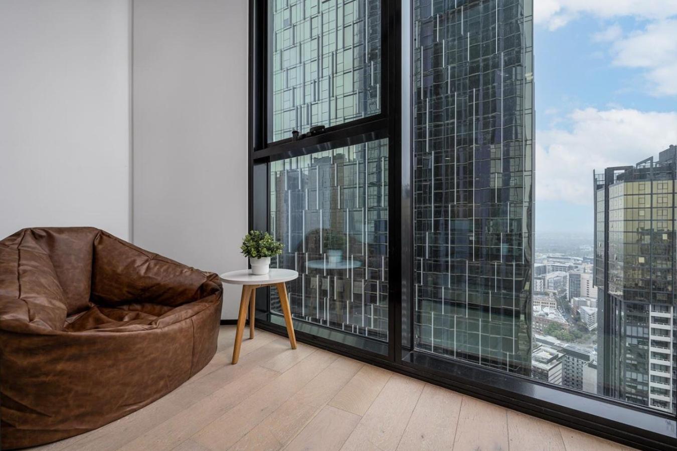 Apartment 180 Degrees Views, 2br With Pool, And Gym