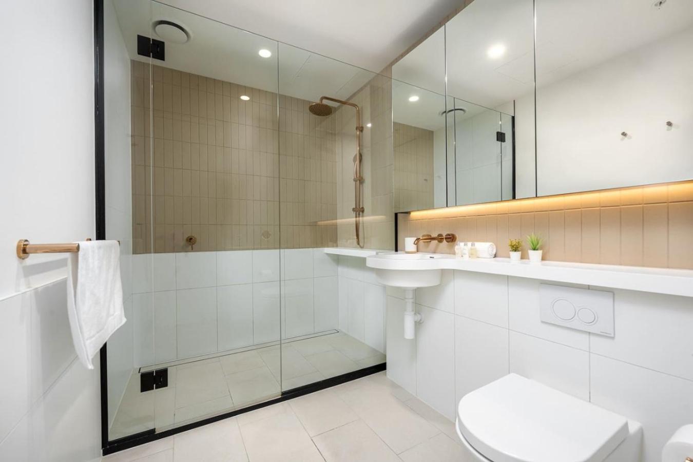 Luxe 67th Floor 2br With Ocean View, Pool, And Gym