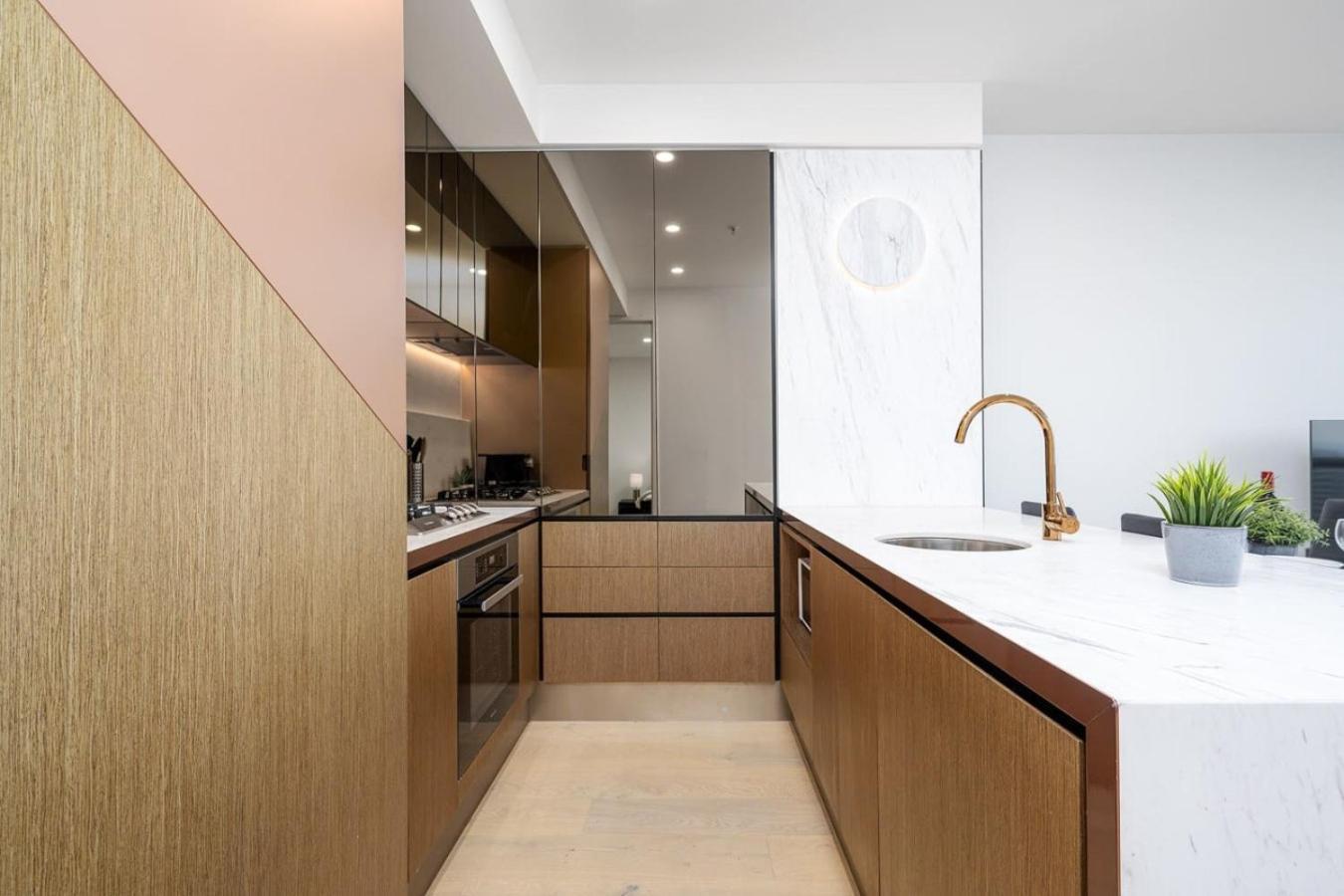 Luxe 67th Floor 2br With Ocean View, Pool, And Gym Apartment *