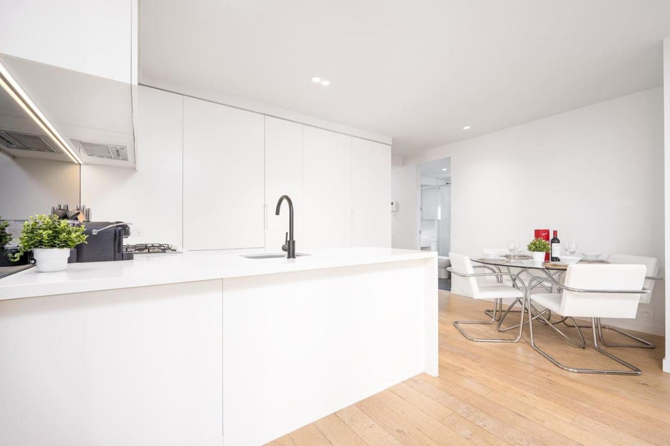 Apartment 180 Degrees Views, 2br With Pool, And Gym Melbourne