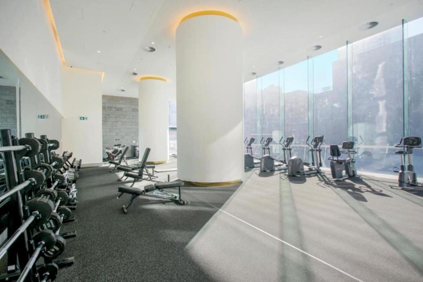Luxe 67th Floor 2br With Ocean View, Pool, And Gym Melbourne