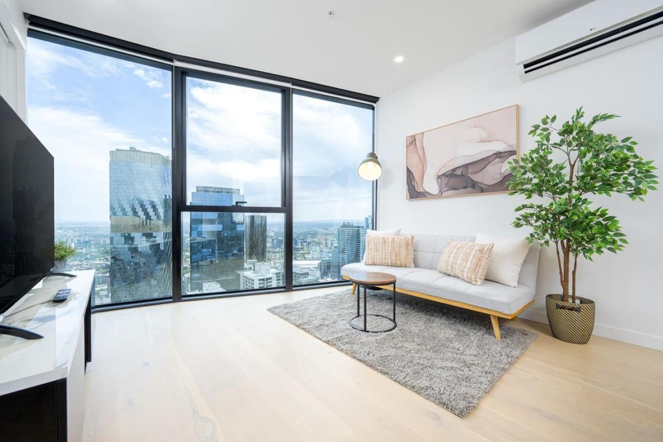 Luxe 67th Floor 2br With Ocean View, Pool, And Gym