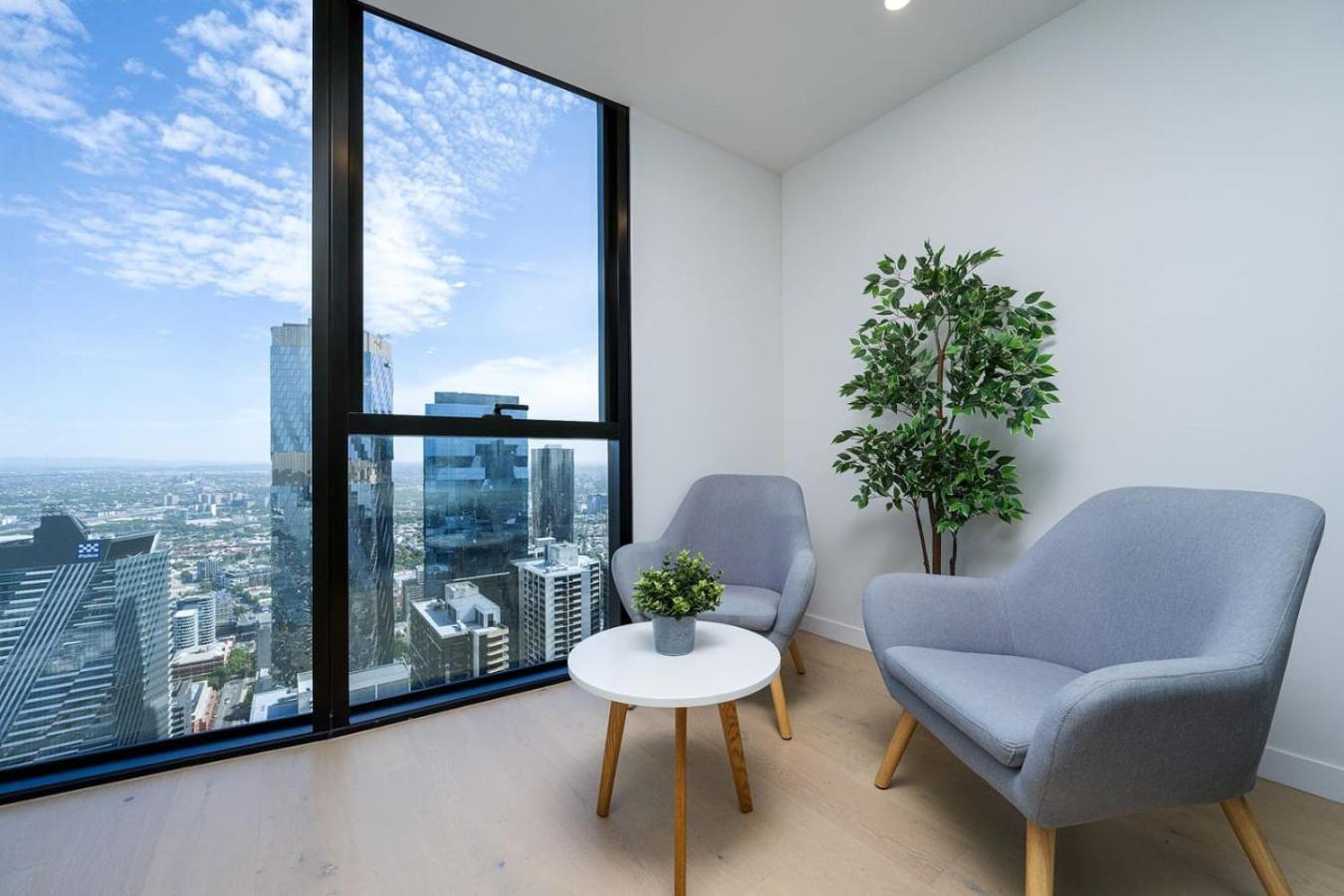 Luxe 67th Floor 2br With Ocean View, Pool, And Gym *