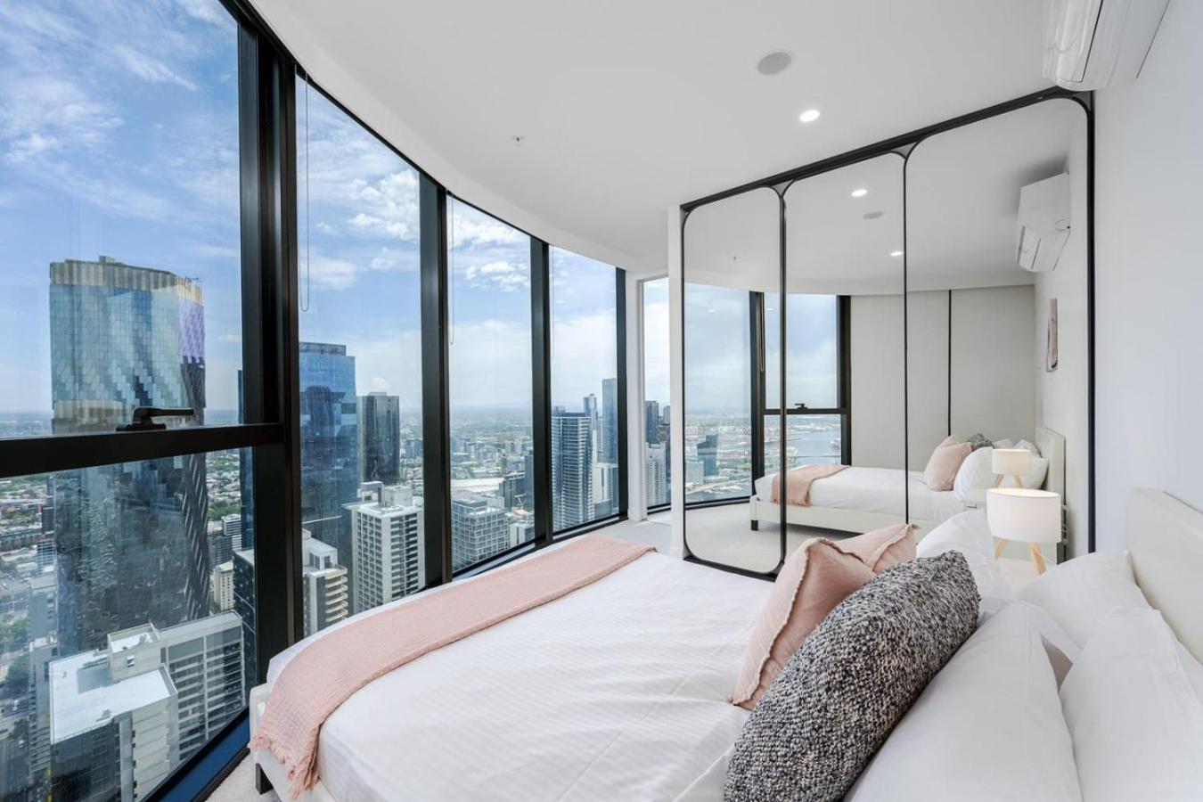 Luxe 67th Floor 2br With Ocean View, Pool, And Gym Melbourne
