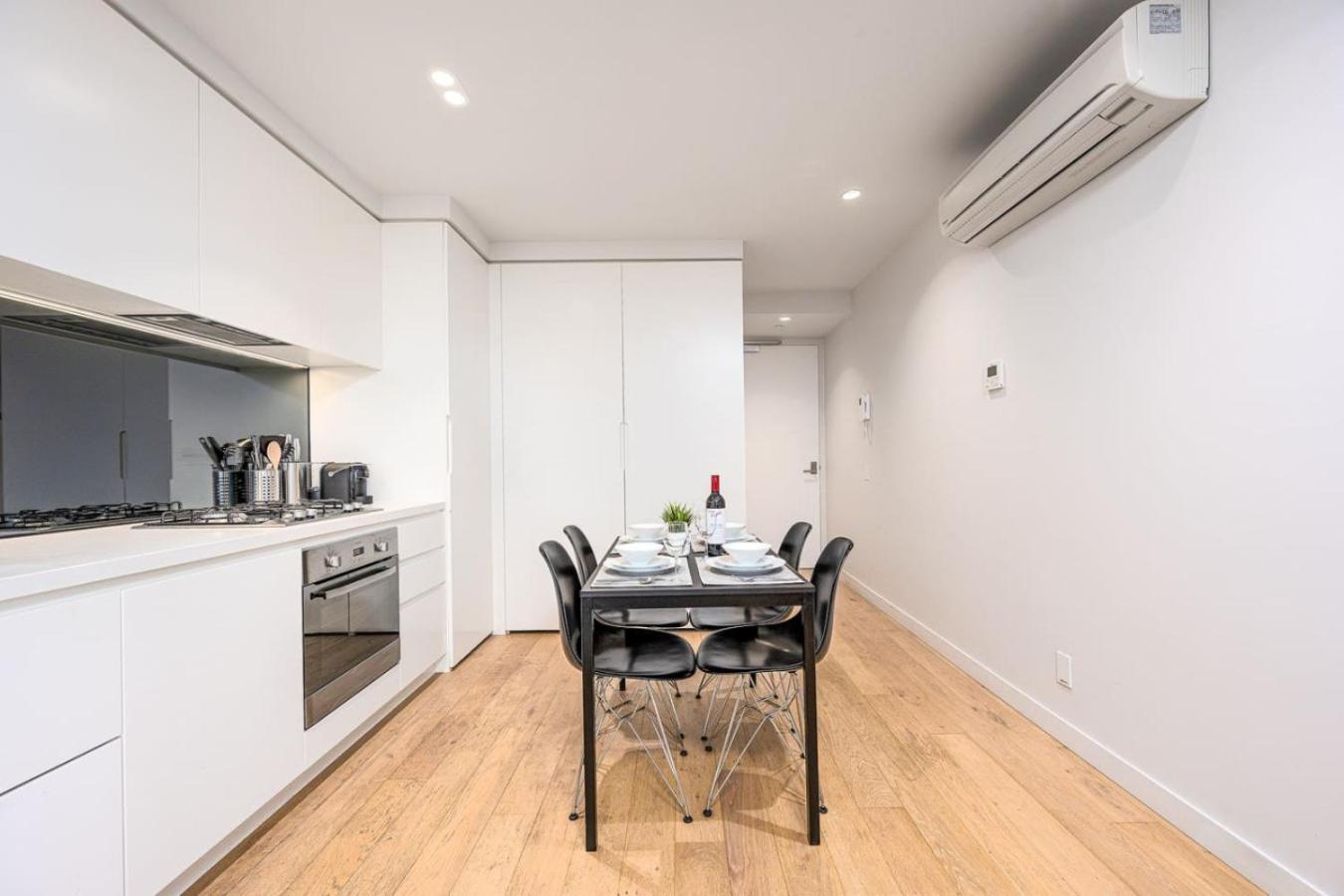 2br Apartment, Panoramic 180 Degrees Views On 52nd Floor Melbourne