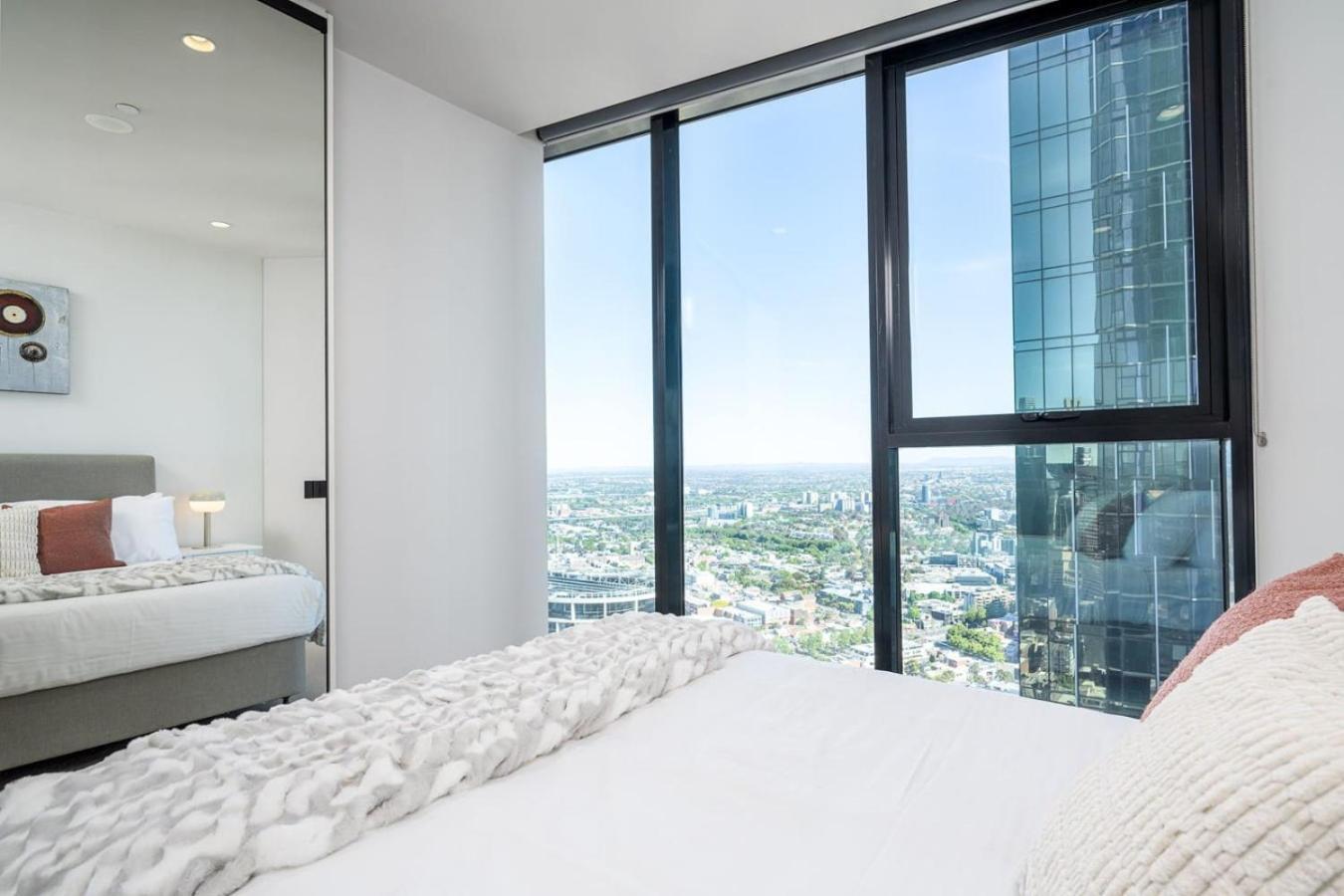 2br Apartment, Panoramic 180 Degrees Views On 52nd Floor *