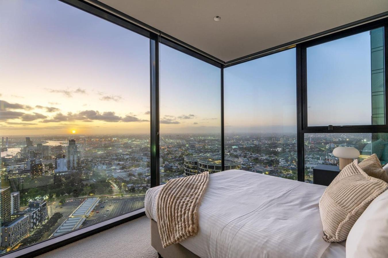 Apartment 2br Apartment, Panoramic 180 Degrees Views On 52nd Floor *