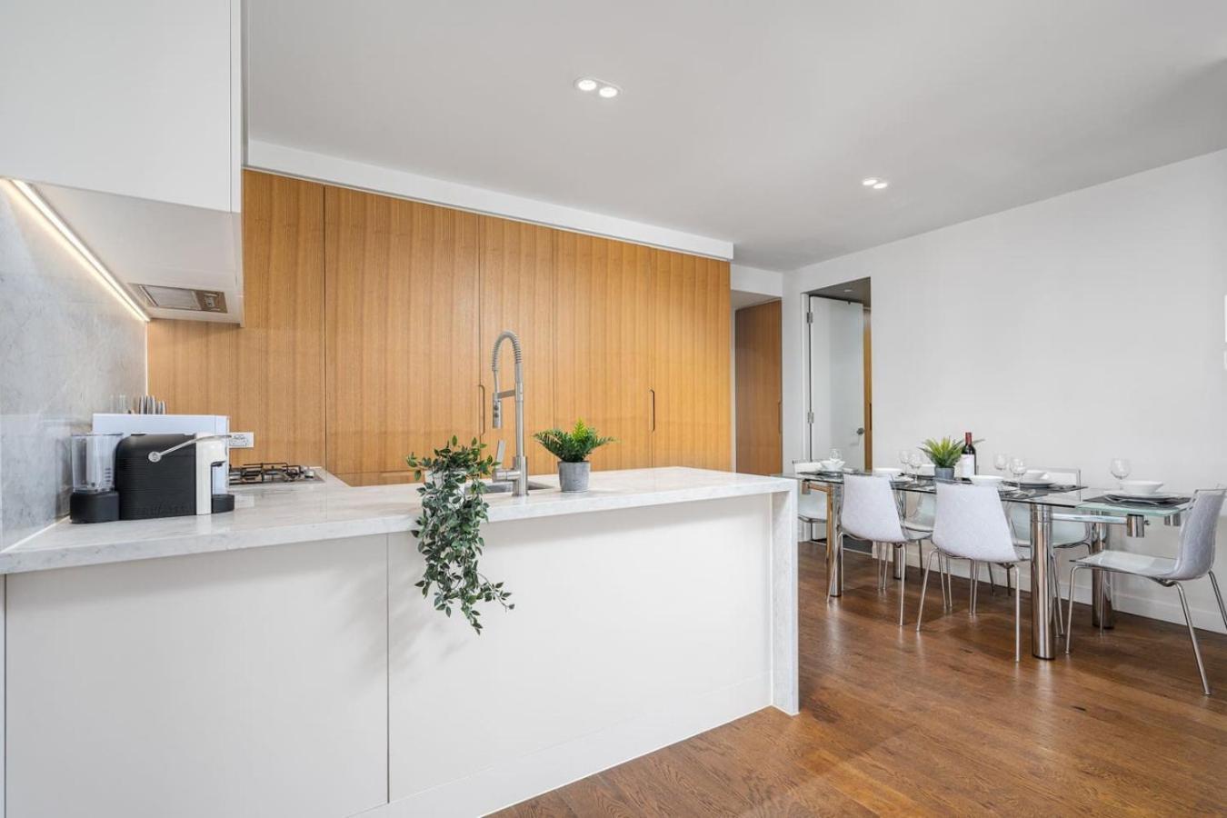 3br With 180 Degrees Ocean And Views, Pool, And Gym * Melbourne