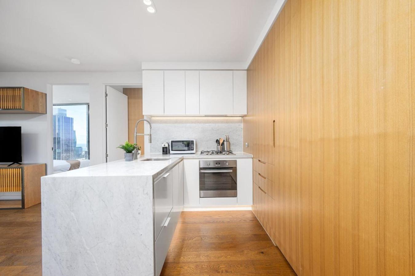 3br With 180 Degrees Ocean And Views, Pool, And Gym