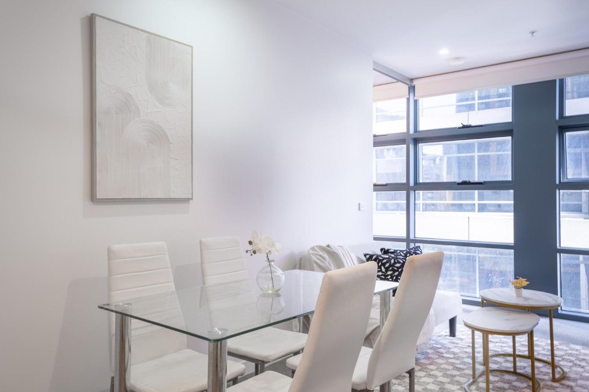 Fully Furnished 1br In The Heart Of Mel Cbd Apartment *