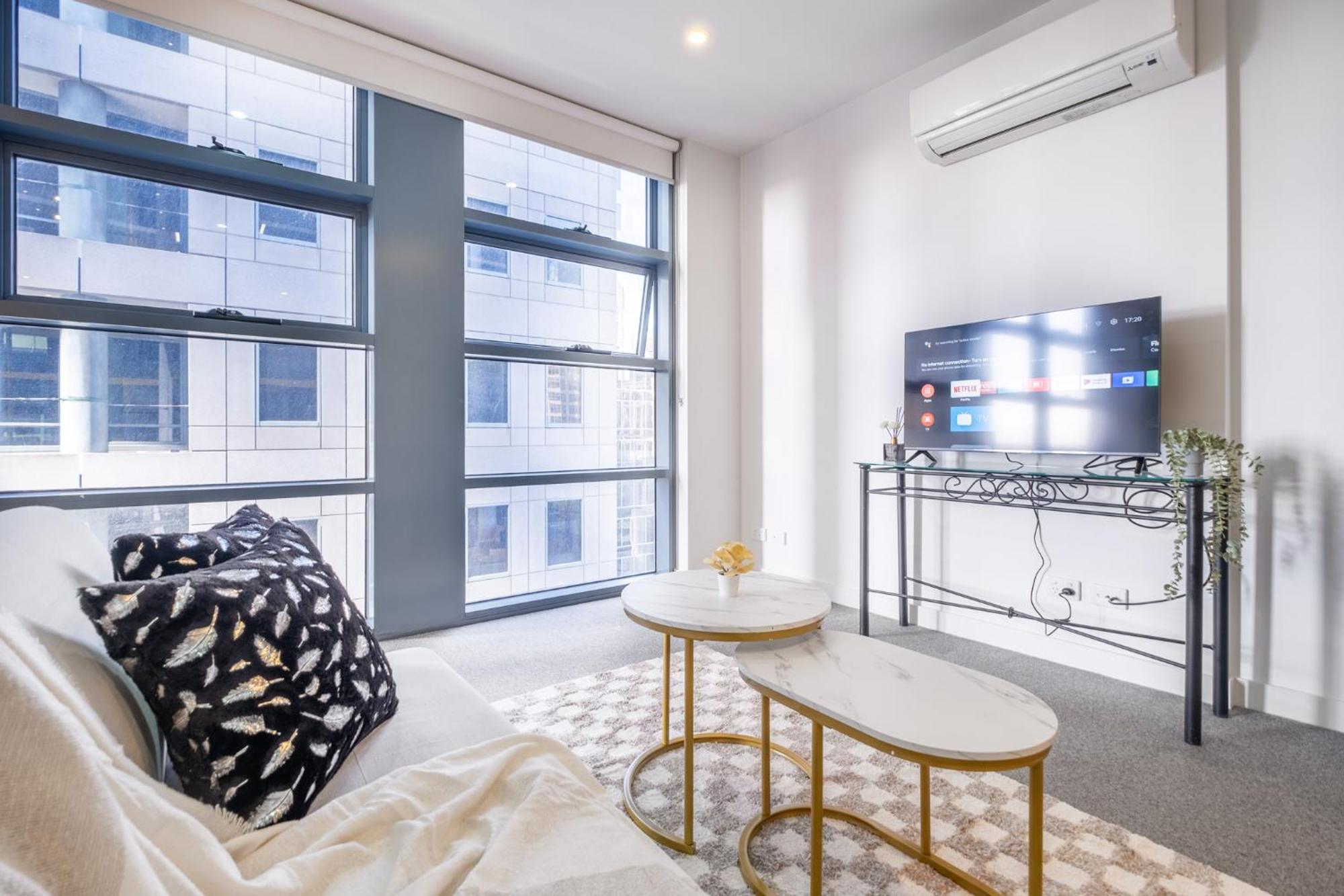 Fully Furnished 1br In The Heart Of Mel Cbd Apartment *