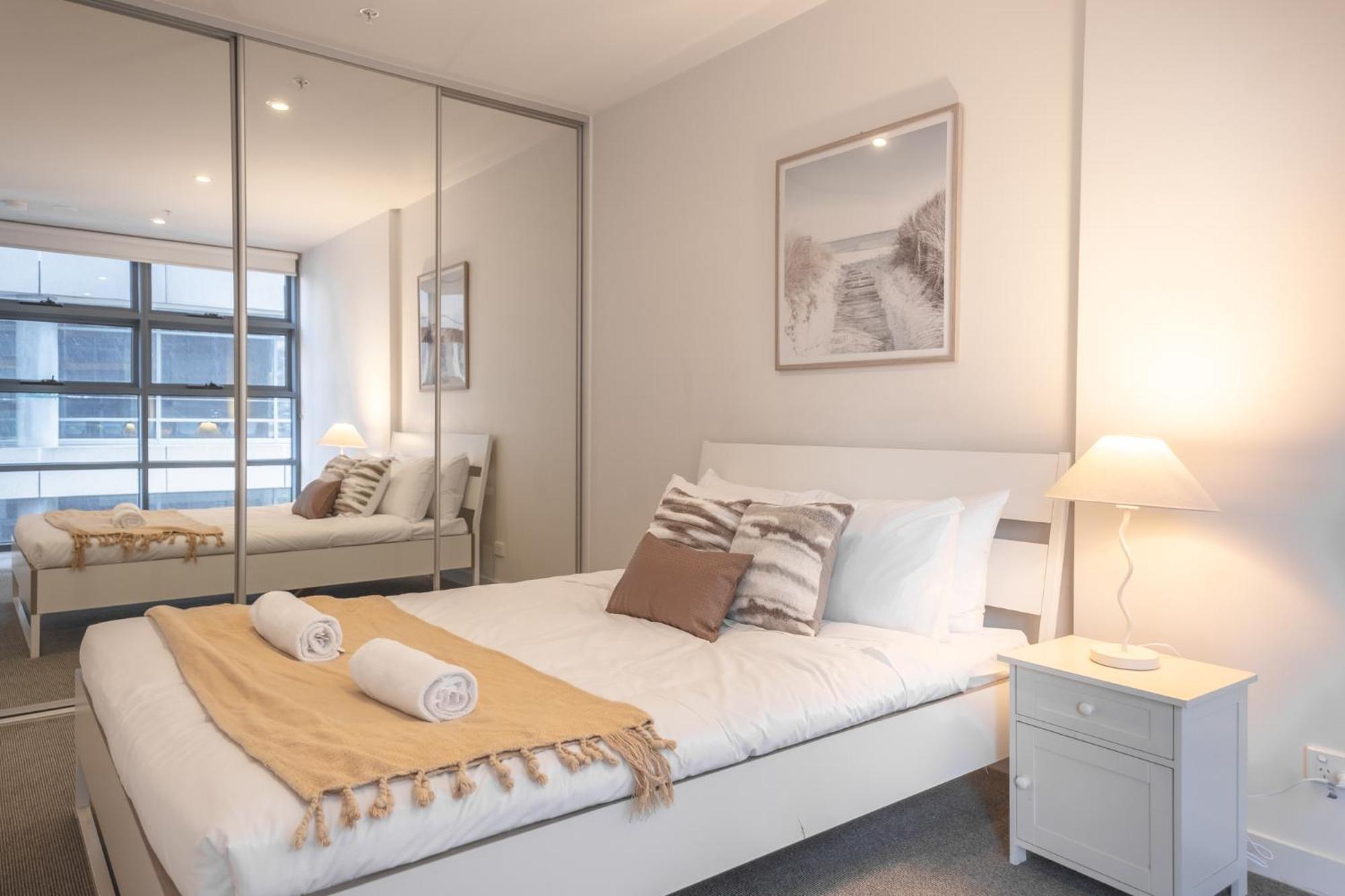 Fully Furnished 1br In The Heart Of Mel Cbd Apartment *