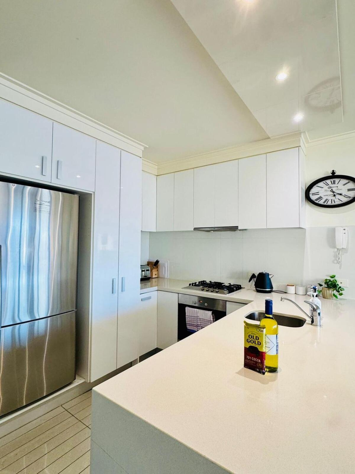 Amazing Views - 3 Bedrooms, Carpark, Gym & Pool * Melbourne