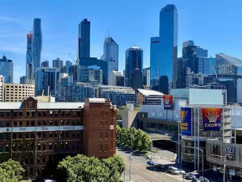 Amazing Views - 3 Bedrooms, Carpark, Gym & Pool Apartment *