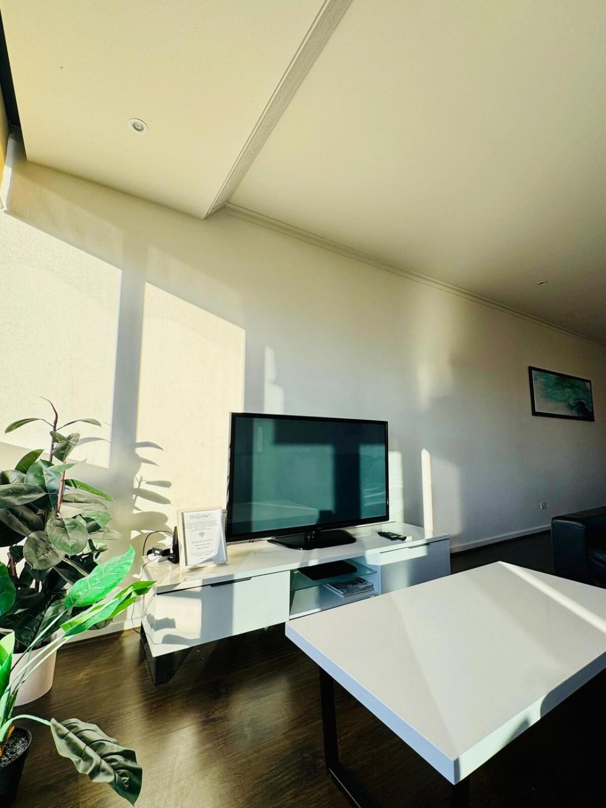 Amazing Views - 3 Bedrooms, Carpark, Gym & Pool *