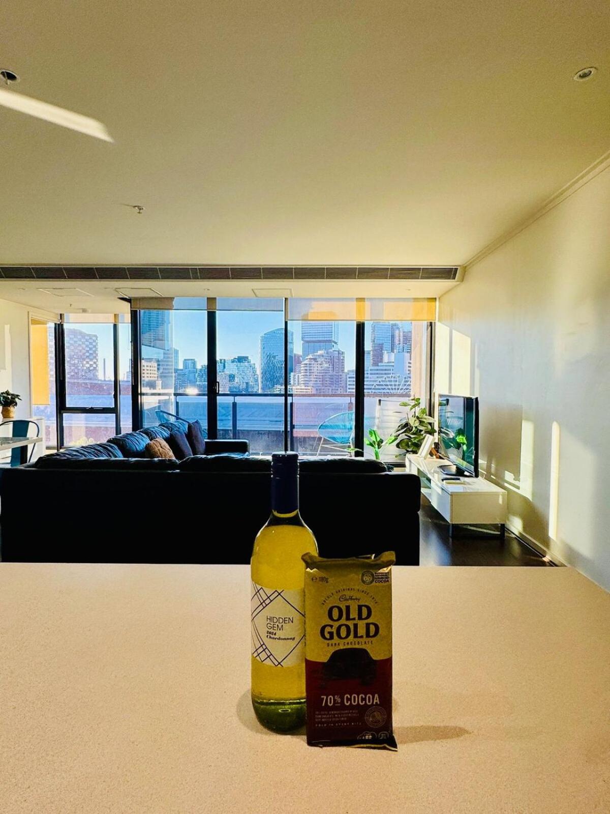 Amazing Views - 3 Bedrooms, Carpark, Gym & Pool Melbourne