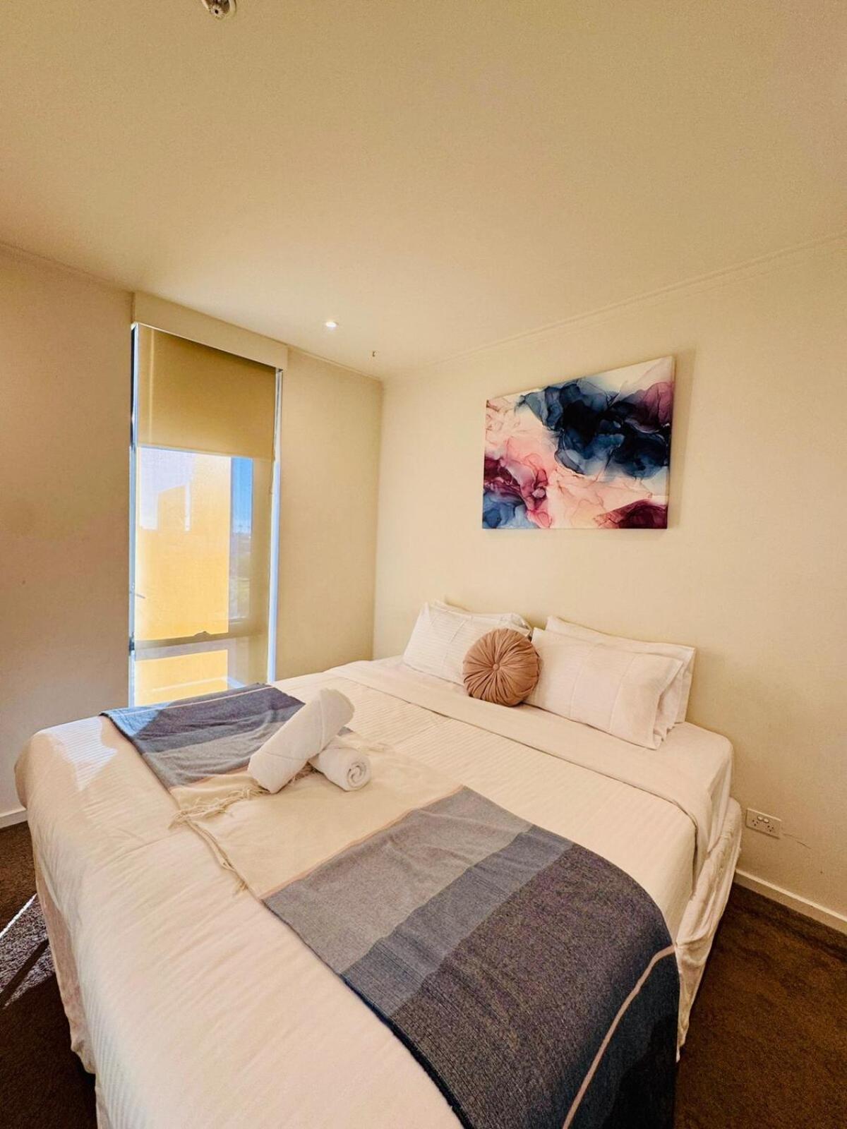 Amazing Views - 3 Bedrooms, Carpark, Gym & Pool * Melbourne