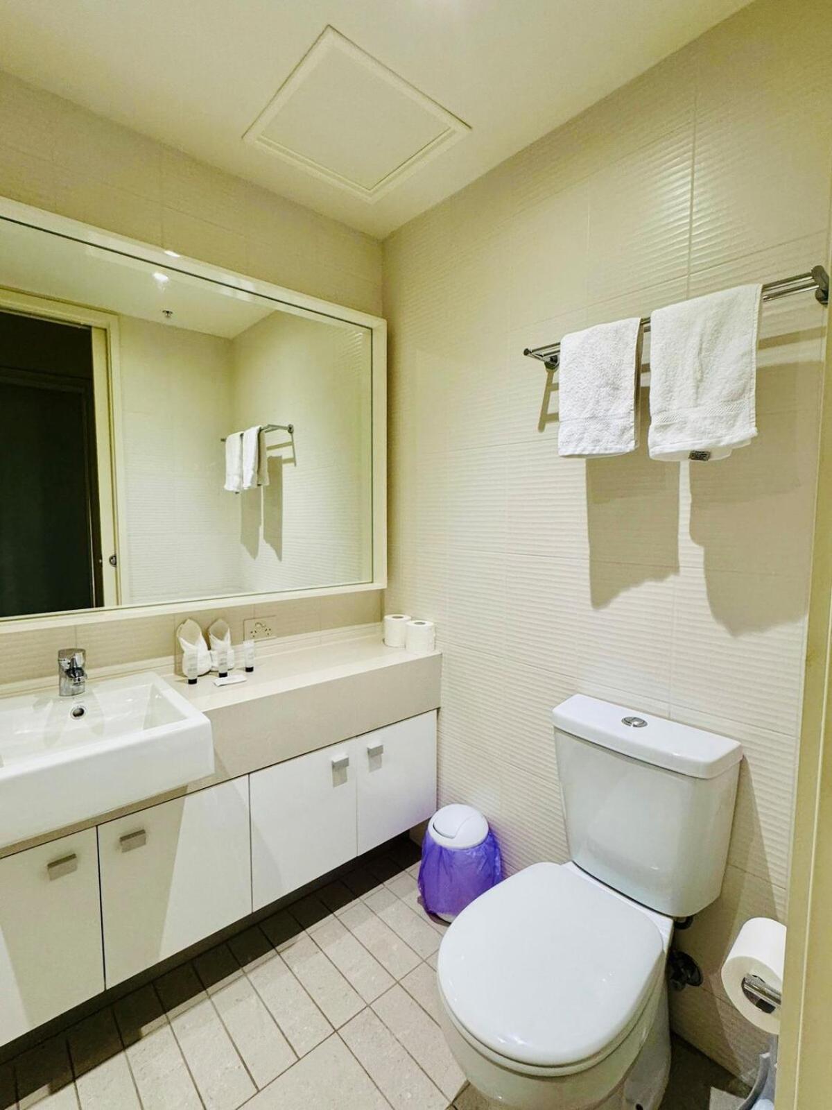 Amazing Views - 3 Bedrooms, Carpark, Gym & Pool Apartment *