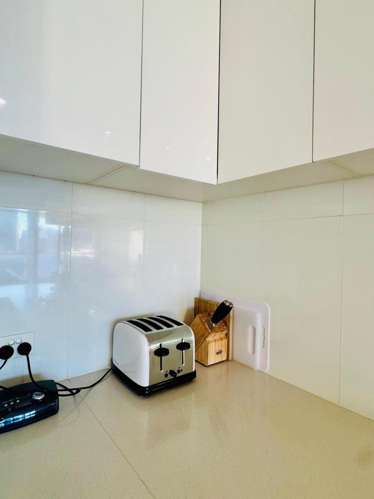 Apartment Amazing Views - 3 Bedrooms, Carpark, Gym & Pool *