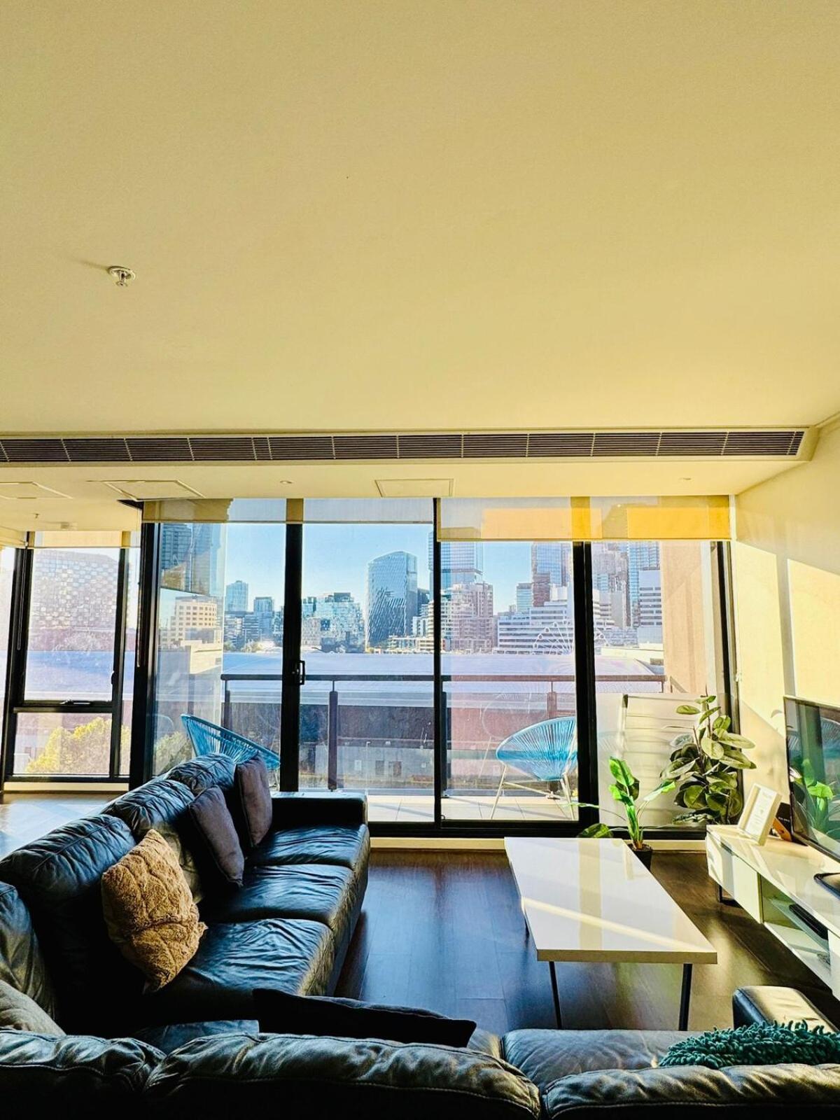 Amazing Views - 3 Bedrooms, Carpark, Gym & Pool Apartment *