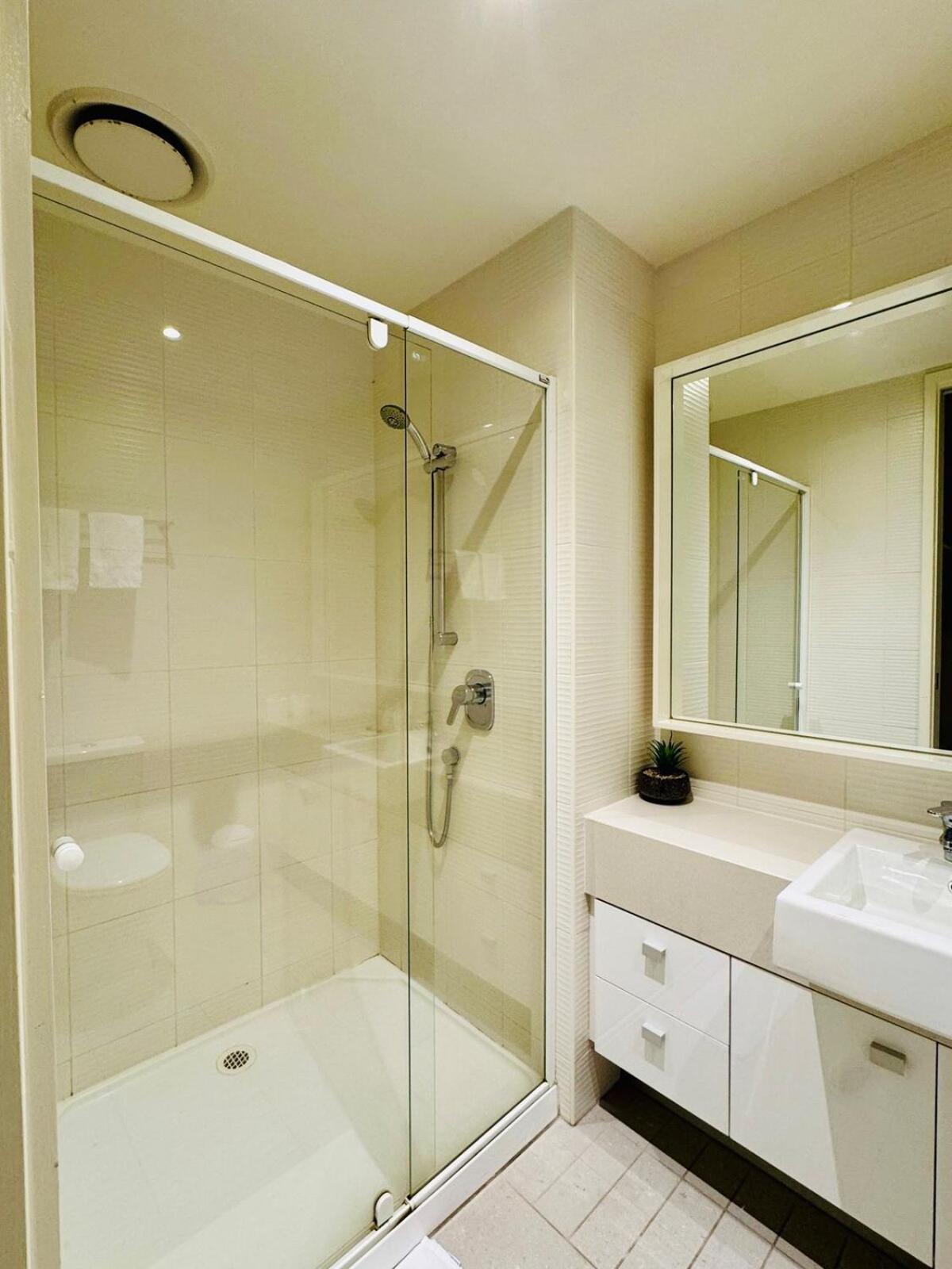 Amazing Views - 3 Bedrooms, Carpark, Gym & Pool *