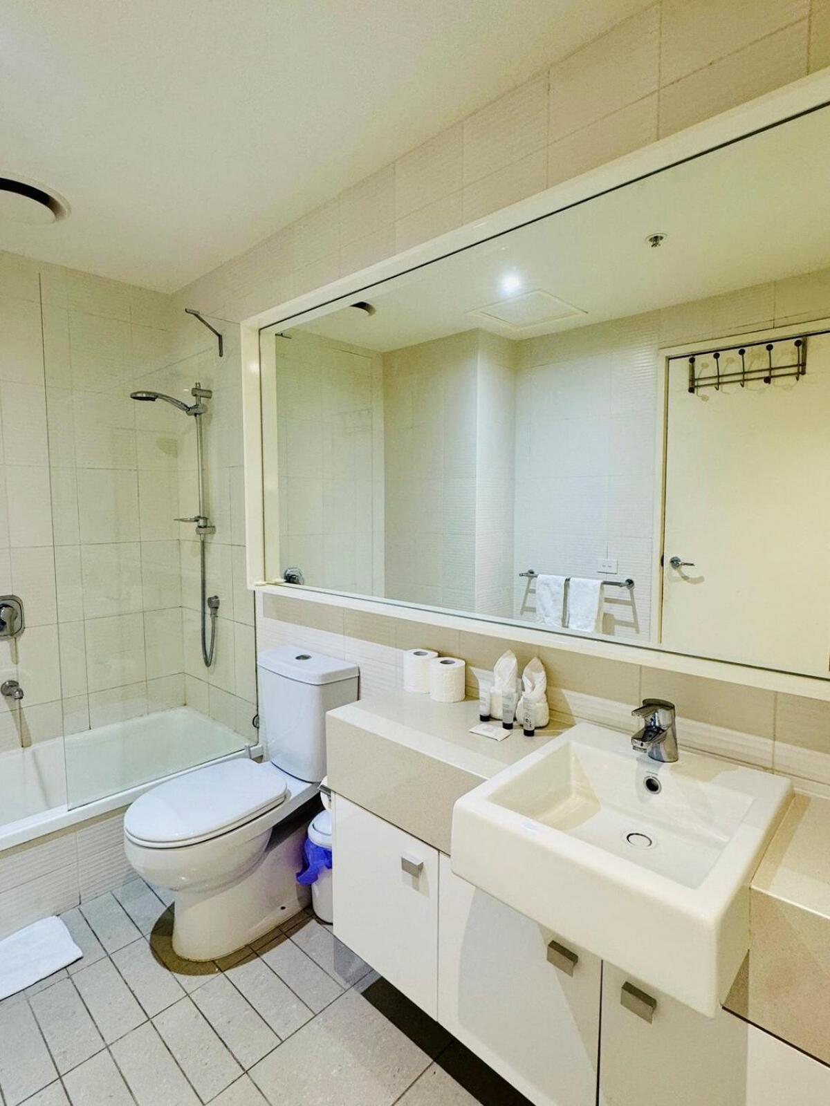 Amazing Views - 3 Bedrooms, Carpark, Gym & Pool Apartment