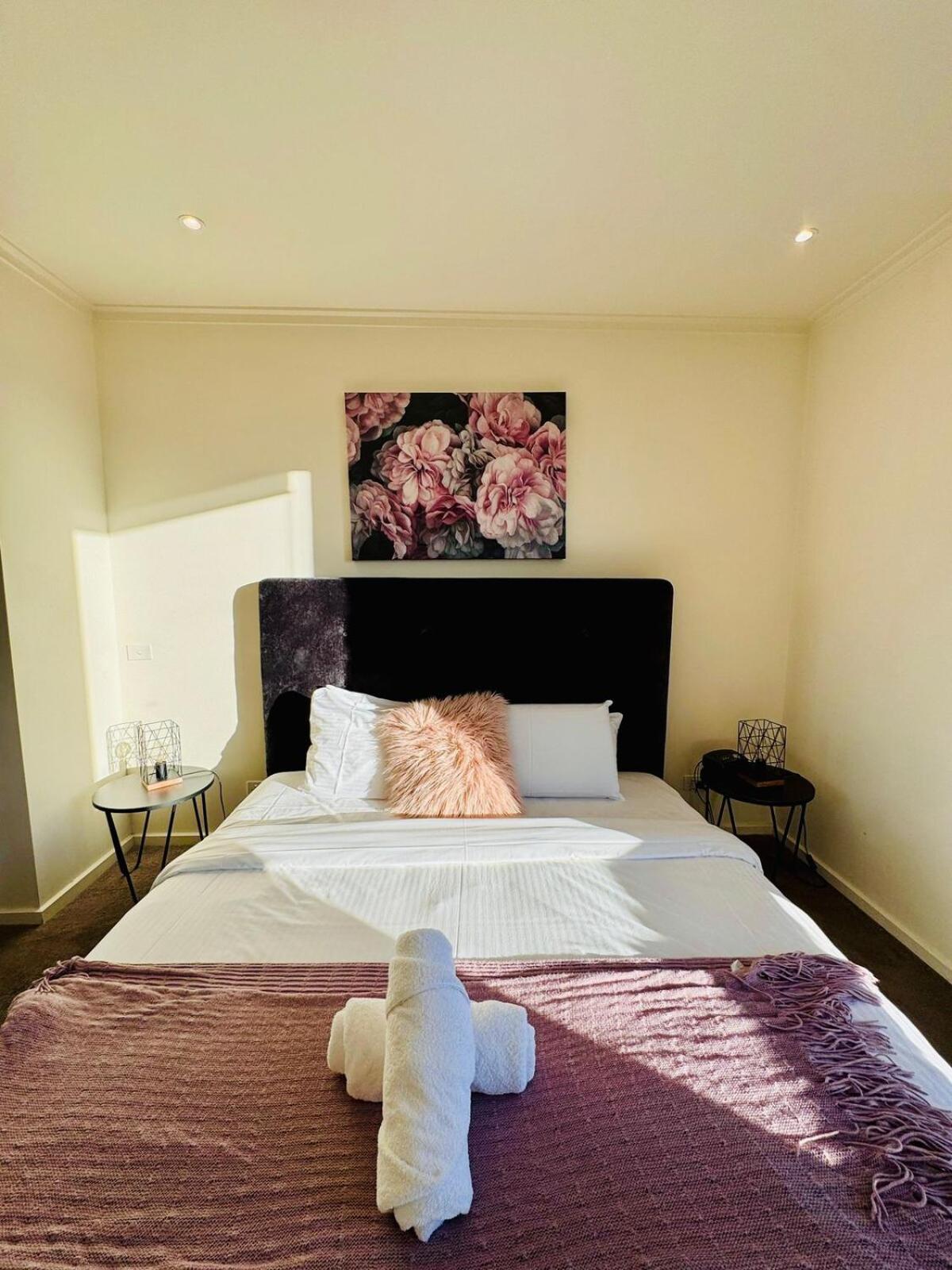 Amazing Views - 3 Bedrooms, Carpark, Gym & Pool Apartment *