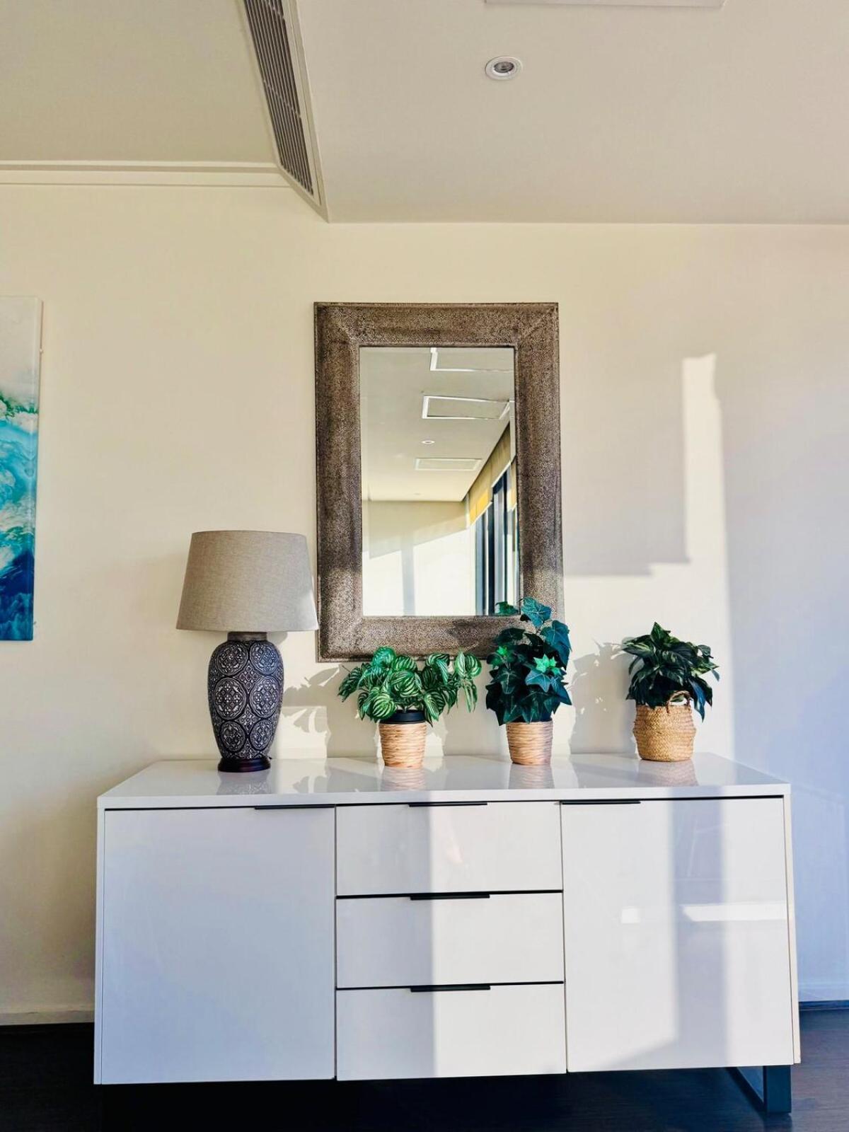 Amazing Views - 3 Bedrooms, Carpark, Gym & Pool Apartment Melbourne