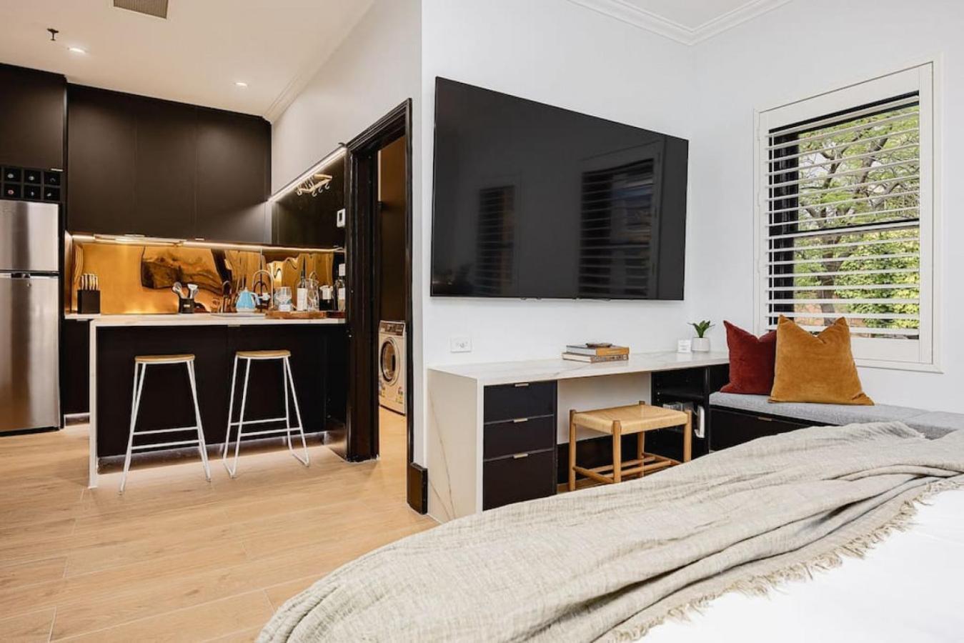 The Copper Bourke, 1 Br