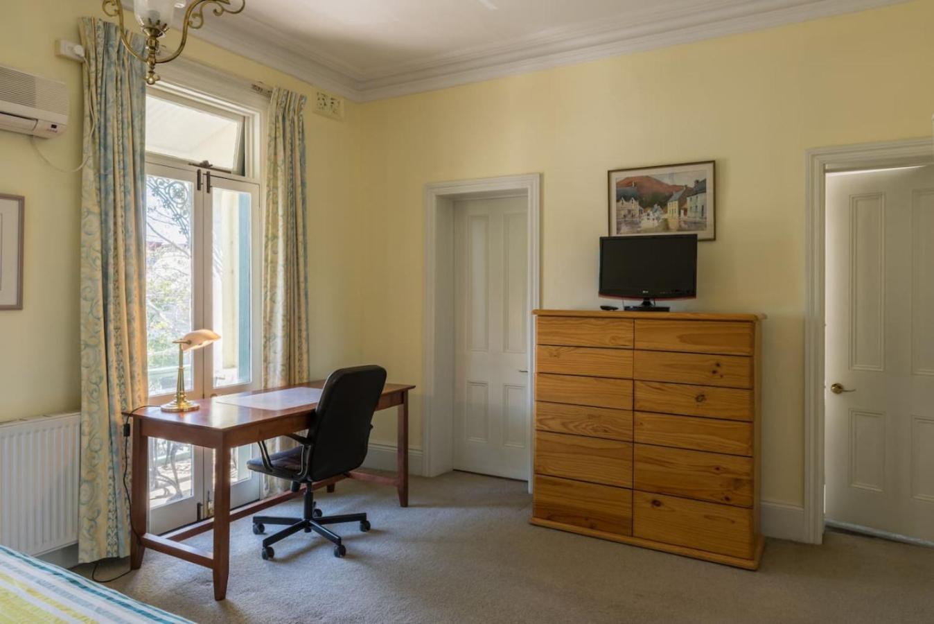 Holiday home Bright With Garden And Relaxing Bath Melbourne