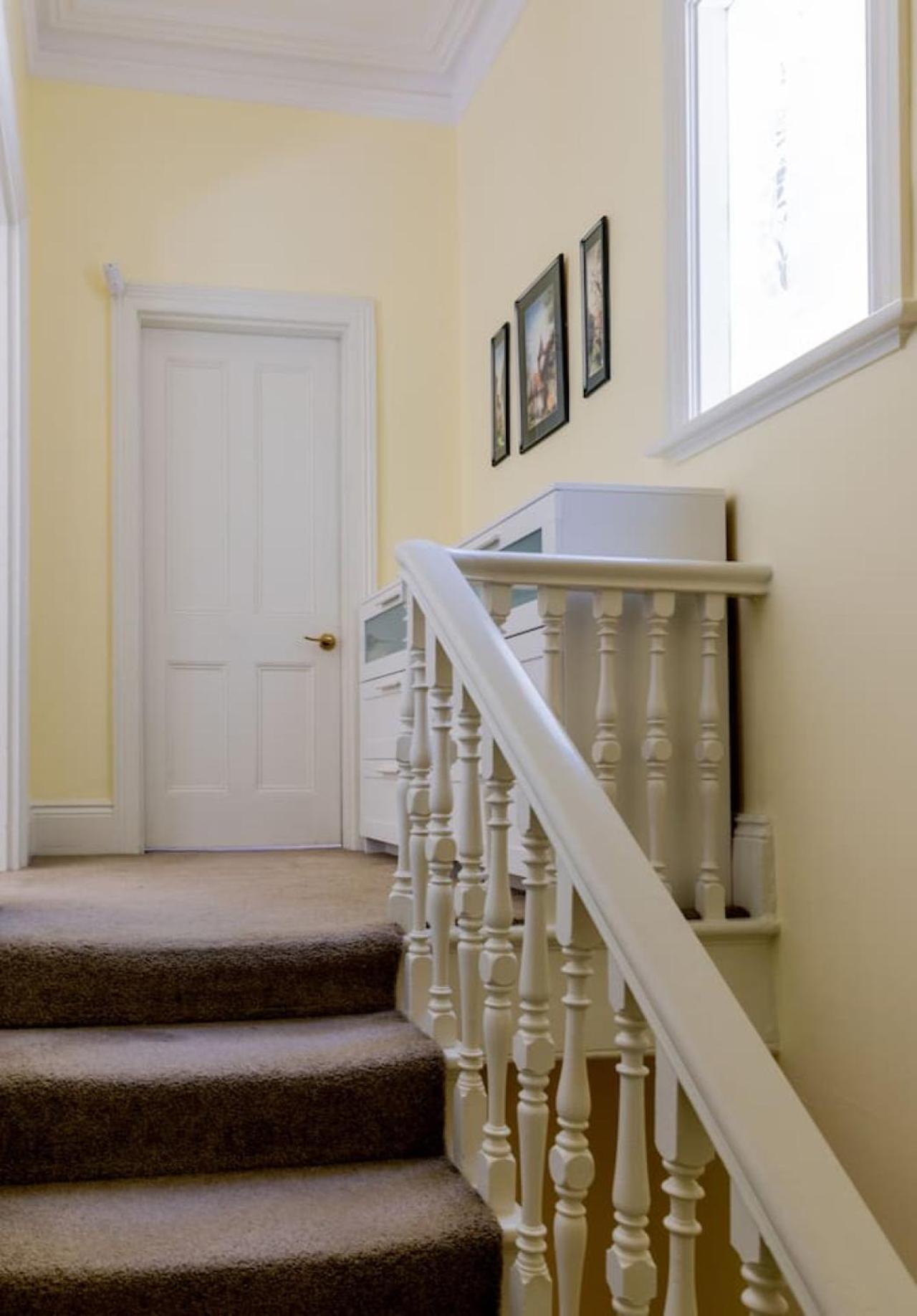 Bright With Garden And Relaxing Bath Holiday home Melbourne