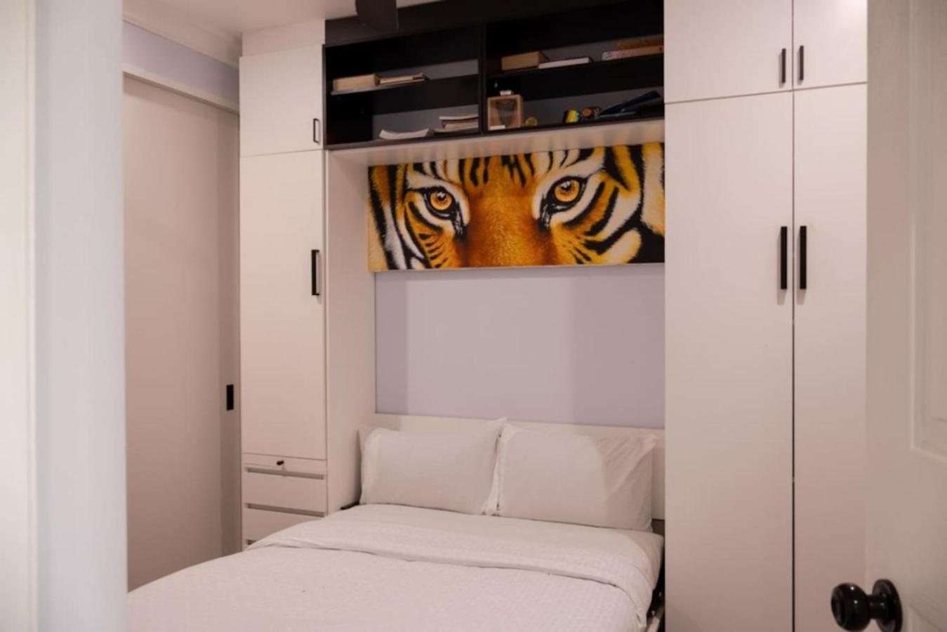 3-bedroom In Vibrant St Kilda Rd Apartment *