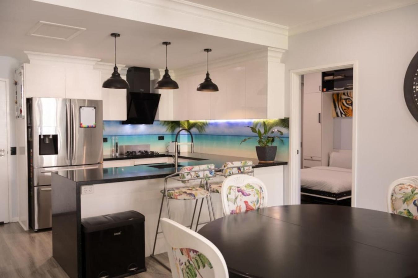 Apartment 3-bedroom In Vibrant St Kilda Rd