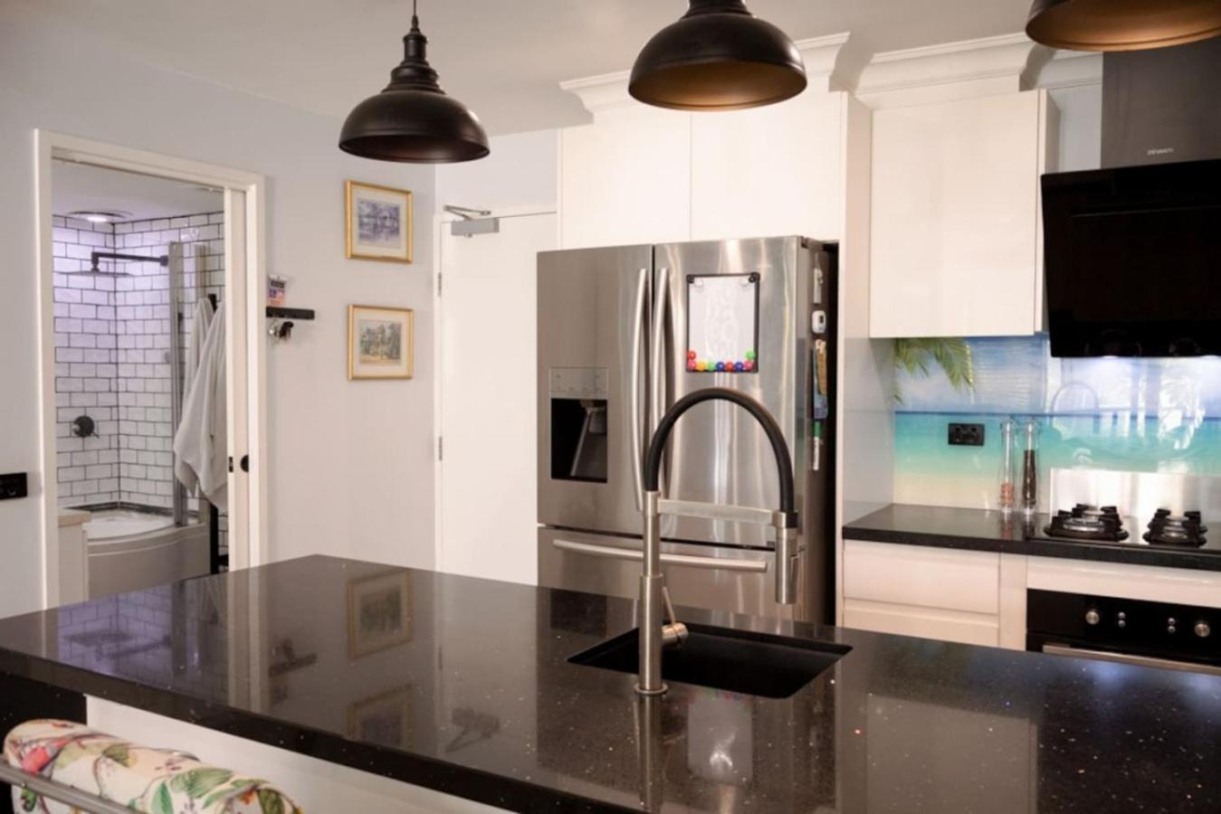 Apartment 3-bedroom In Vibrant St Kilda Rd *