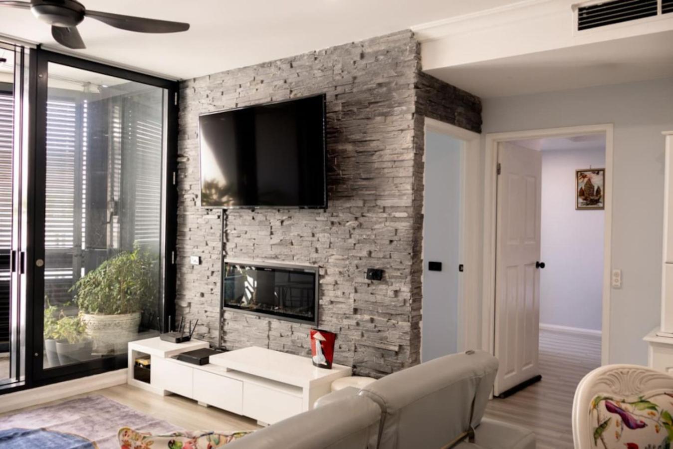3-bedroom In Vibrant St Kilda Rd *