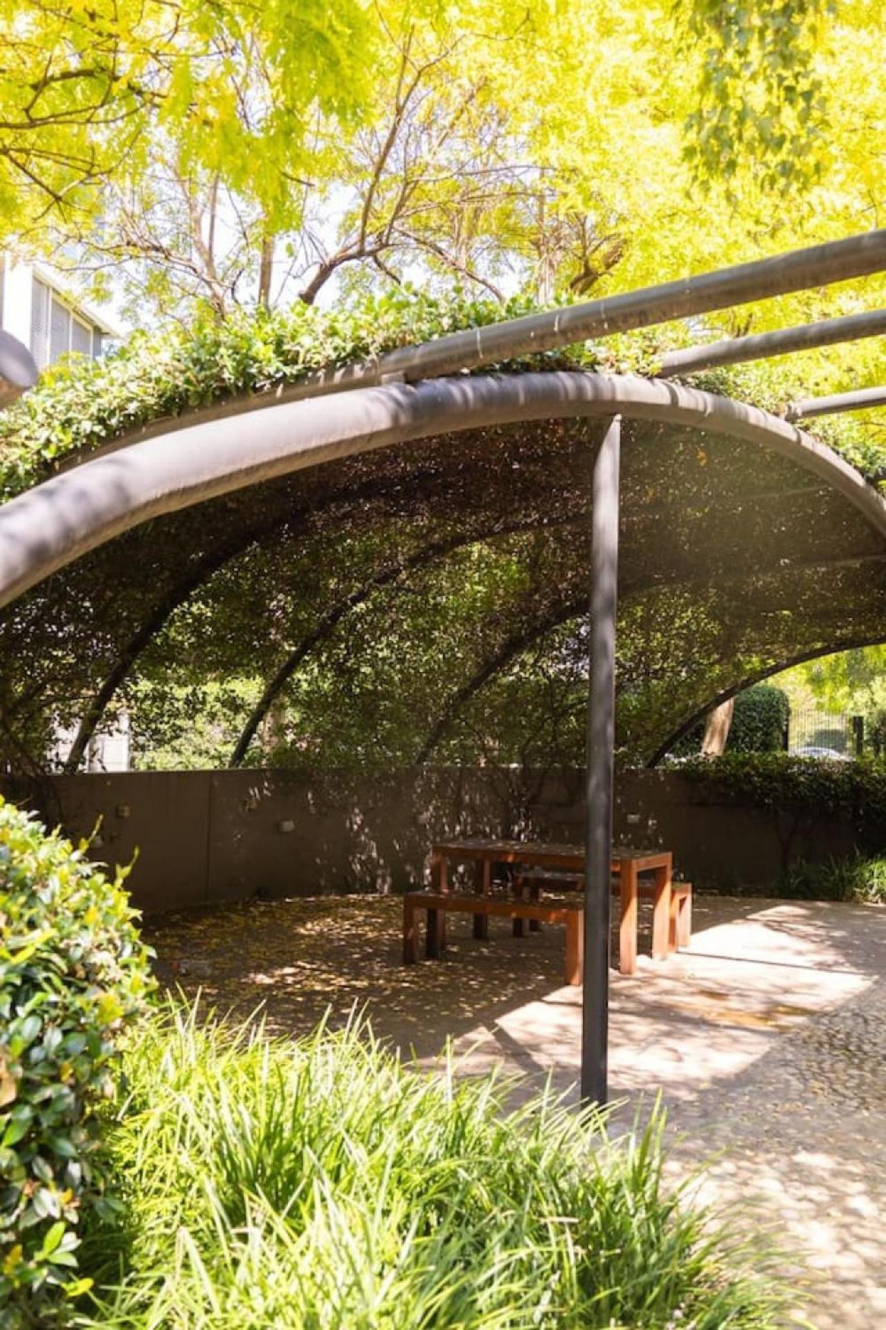 3-bedroom In Vibrant St Kilda Rd * Melbourne
