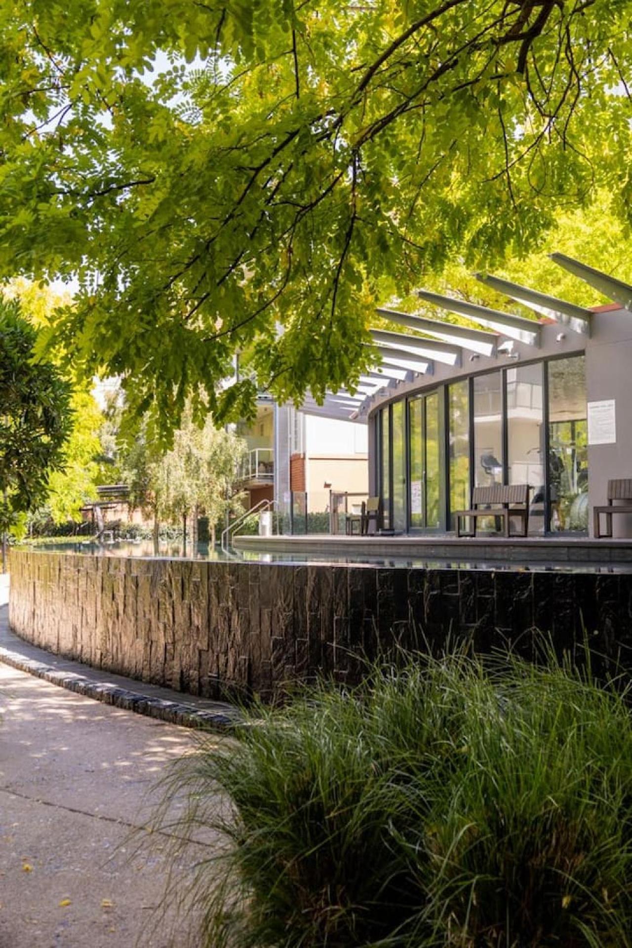 3-bedroom In Vibrant St Kilda Rd Apartment