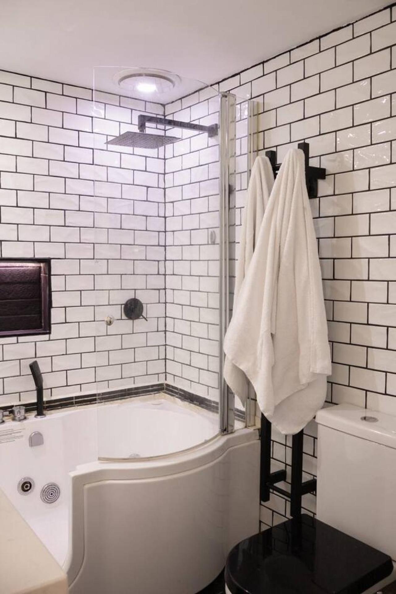3-bedroom In Vibrant St Kilda Rd Apartment Melbourne
