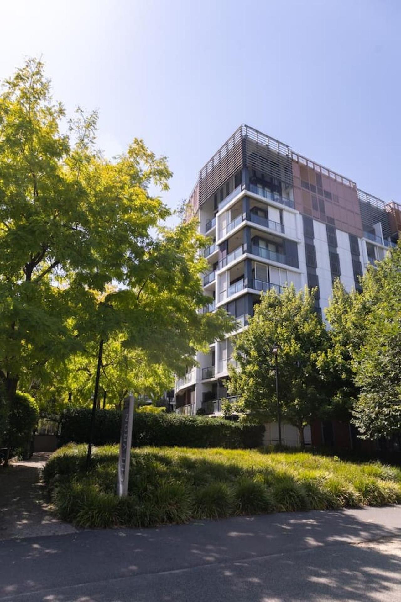 3-bedroom In Vibrant St Kilda Rd Apartment Melbourne