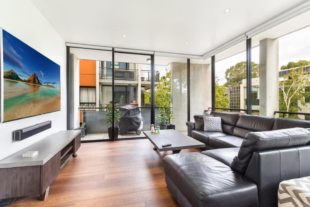 Smart In Elegant Suburb Close To Melbourne
